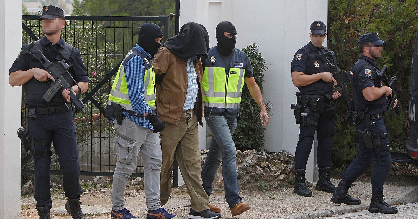GRAF3019. COCENTAINA (VALENCIA), 23/10/2018.- Agentes de la Policía Nacional salen con el detenido de su domicilio en el número 14 de la calle Espigol de la urbanización Gormaig de Cocentaina dónde se está desarrollando una operación contra el yihadismo. EFE/ Morell