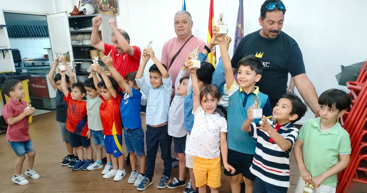 1111111 2 La Peña Barcelonista premia a una nueva promoción de alumnos de su escuela