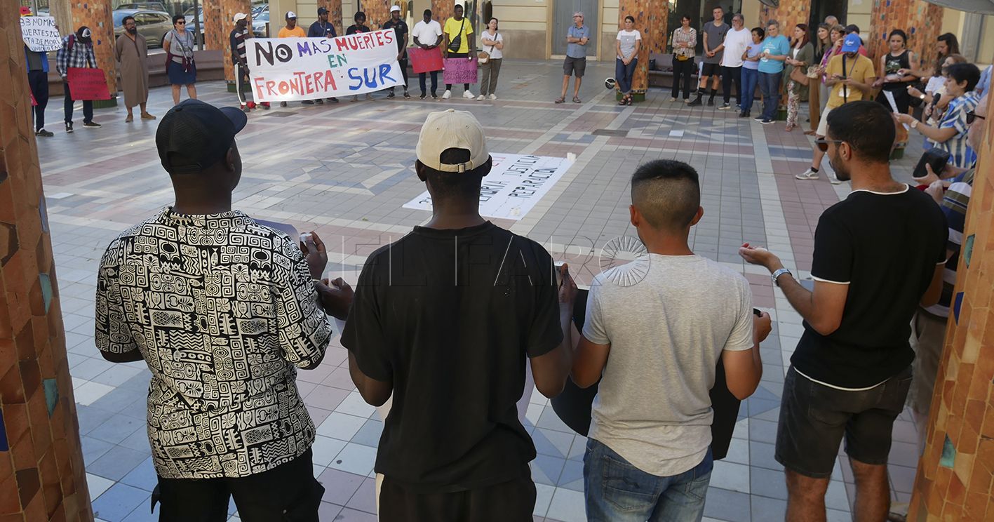 ACOMPAÑA CRÓNICA: INMIGRACIÓN MELILLA - MELILLA (ESPAÑA), 23/06/2024.- Alrededor de medio centenar de personas han recordado este domingo, con una concentración y varios minutos de silencio a las víctimas de la tragedia del 24-J, el intento de entrada de migrantes con más víctimas en la frontera entre España y Marruecos en Melilla, del que este lunes se cumple su segundo aniversario. El paso de Barrio Chino, uno de los cuatro que antaño conectaban Melilla con Marruecos, cambió su historia de repente el 24 de junio de 2022, el día en que tuvo lugar una de las mayores tragedias migratorias en la frontera sur de Europa. Han pasado dos años sin que nada pase, como denuncian algunas ONG, que piden “recuperar la verdad” y, sobre todo, medidas para evitar que algo así pueda volver a suceder. EFE/ Paqui Sánchez