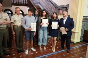 IES LEOPOLDO QUEIPO ENTREGA PREMIO FASE LOCAL El IES Juan Antonio Fernández y el IES Leopoldo Queipo, ganadores del Concurso de Enseñanza Escolar Ejército de Tierra 2024