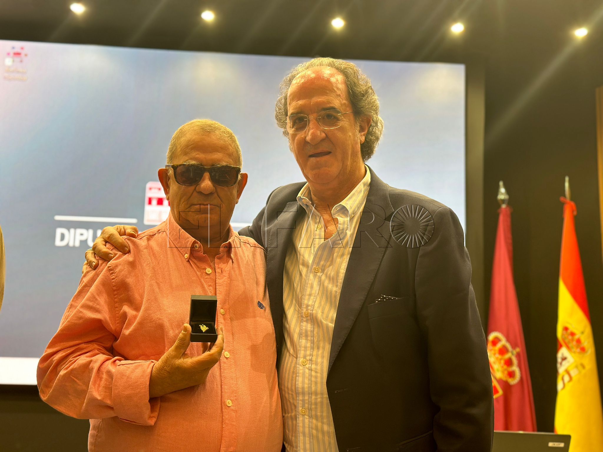 IMG 20240604 WA0015 Avelino Gutiérrez recibe la insignia de oro de la AEPD