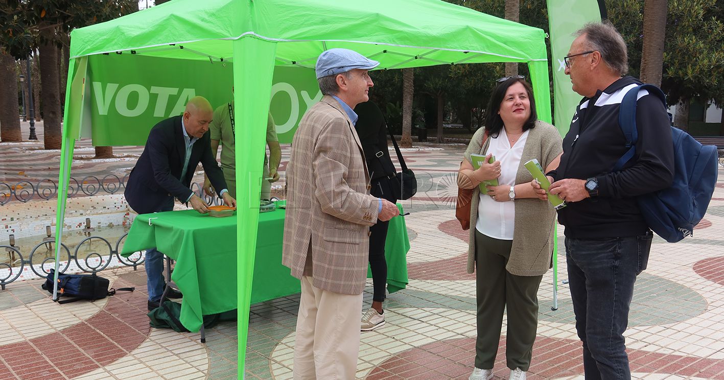 IMG 3417 recorte Vox acerca su programa electoral a los melillenses en el centro de la ciudad