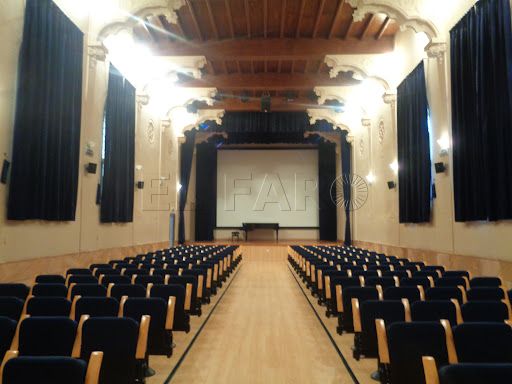 Salon de actos UNED Feafes presenta la obra de teatro 'Enredos en el rellano', representada por el grupo Los trastos