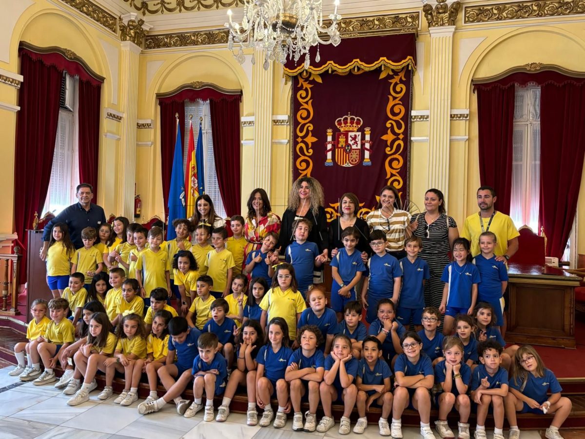 Unos 60 alumnos del colegio La Salle visitan el Palacio de la Asamblea