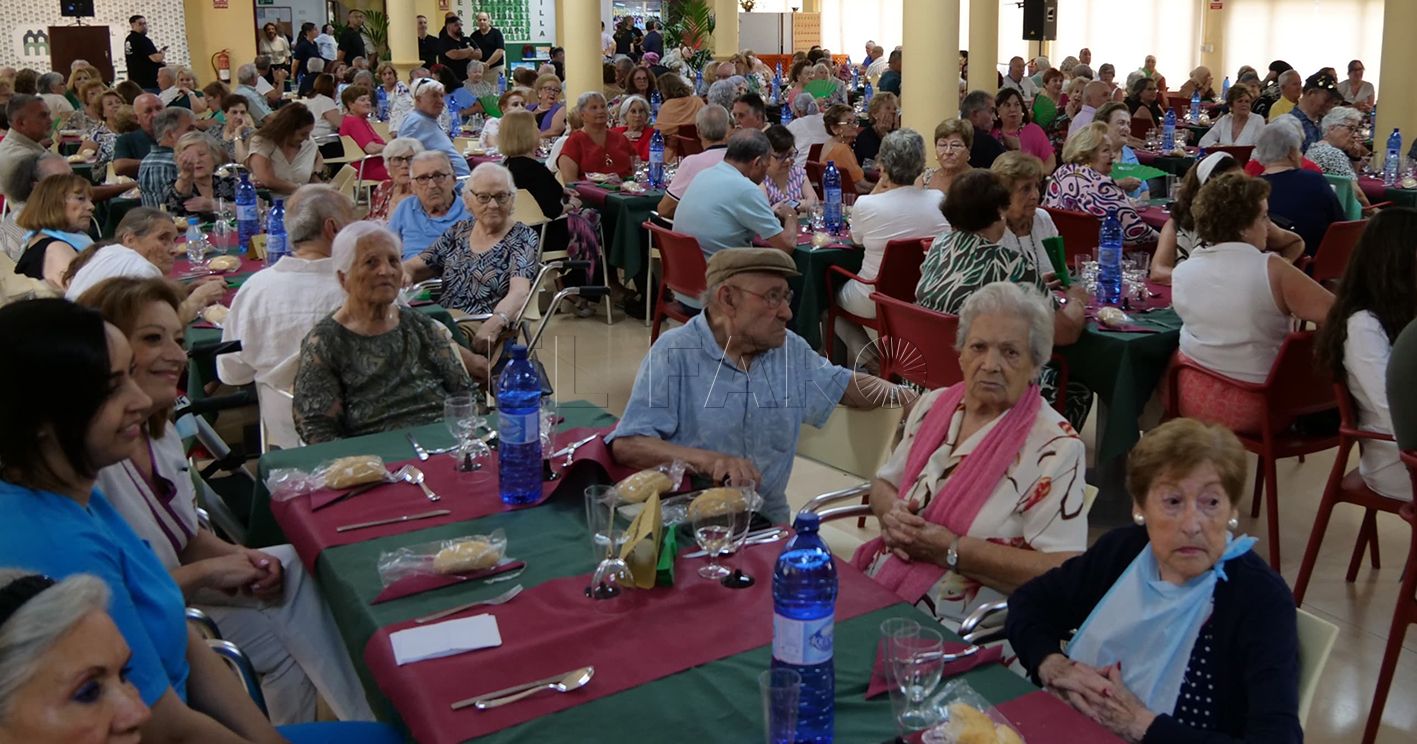 El Centro Social de Mayores celebra sus 20 años con una comida para los usuarios