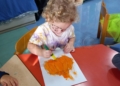 2. Alumna participando en un taller tematico de Halloween Llega el fin de curso en las escuelas infantiles
