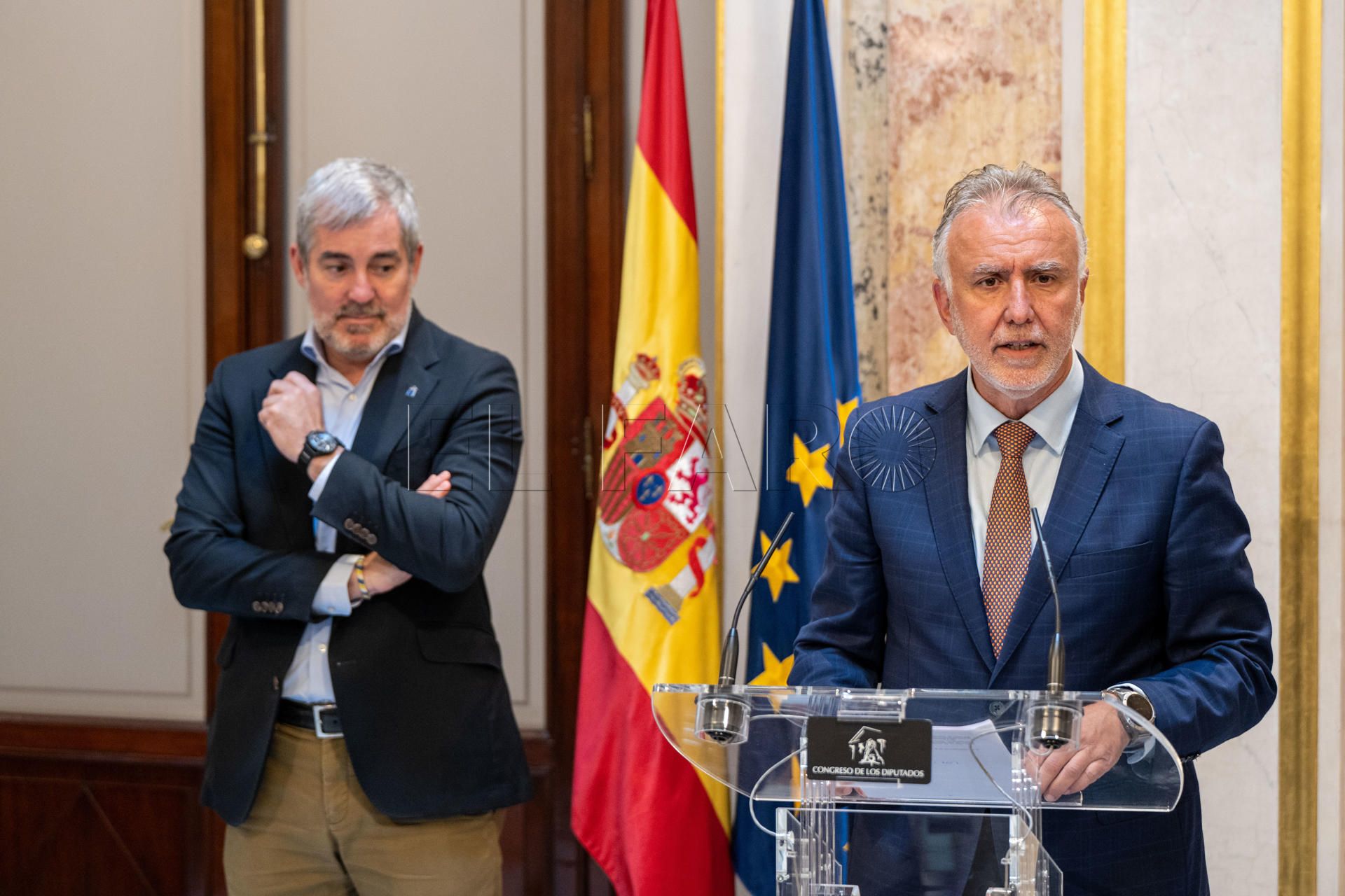 MADRID, 26/06/2024.- El ministro de Política Territorial y Memoria Democrática, Ángel Víctor Torres (d), y el presidente de Canarias, Fernando Clavijo en rueda de prensa tras las reuniones mantenidas con los grupos parlamentarios para informar sobre el acuerdo de modificación legislativa para la distribución de menores migrantes no acompañados entre comunidades autónomas, este miércoles en el Congreso, en Madrid. EFE/ Fernando Villar