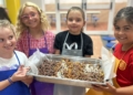Captura de pantalla 2024 07 12 a las 22.43.49 copia recorte Bonnemaison visita el segundo taller de inglés de Educa Verano con 110 niños beneficiarios