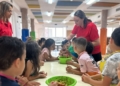 Captura de pantalla 2024 07 12 a las 22.44.37 copia recorte Bonnemaison visita el segundo taller de inglés de Educa Verano con 110 niños beneficiarios