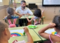 Captura de pantalla 2024 07 12 a las 23.04.51 copia recorte Bonnemaison visita el segundo taller de inglés de Educa Verano con 110 niños beneficiarios