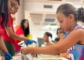 Captura de pantalla 2024 07 25 a las 22.10.42 copia recorte Bonnemaison visita el tercer taller de inglés de CentrosD2 con 110 niños participantes del programa 'Educa Verano'