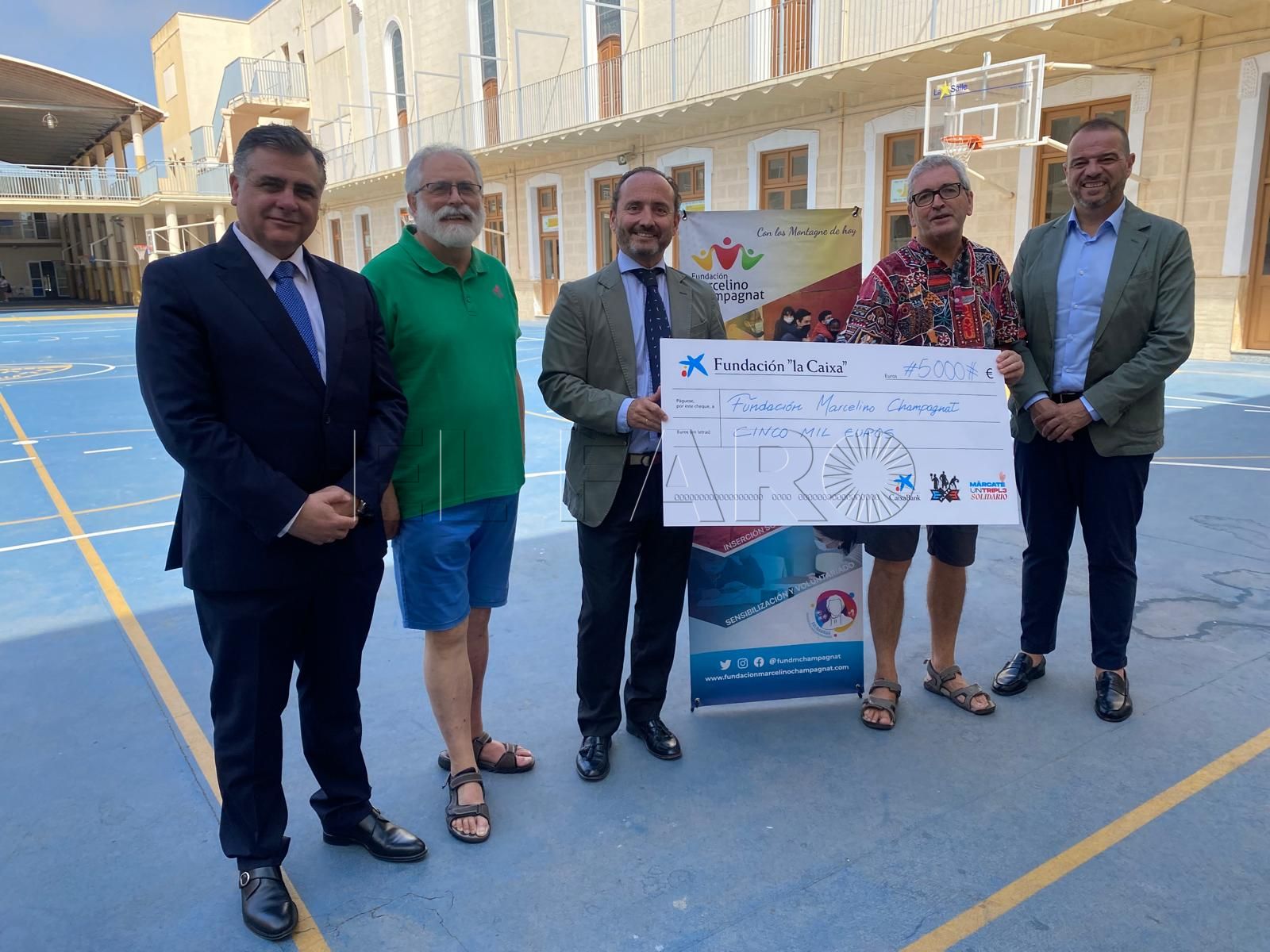 Entrega cheque solidario Plaza 3x3 CaixaBank Melilla La Fundación La Caixa aporta 5.000 euros