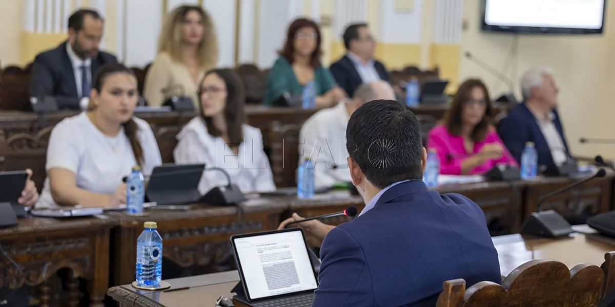 Foto 2 pleno El nuevo contrato de Seguridad Privada amplía la plantilla hasta los 203 empleados