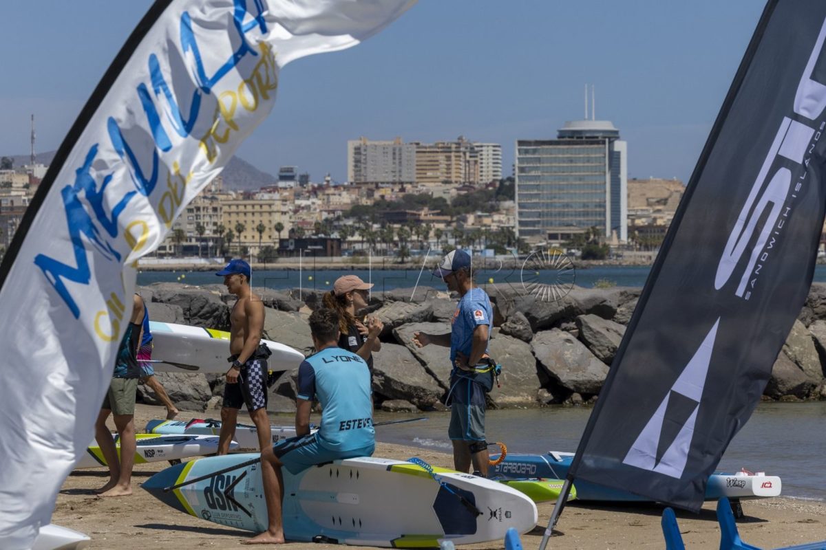 Paddle surf e1721069089165 El paddle surf sigue consolidándose como un deporte de moda en Melilla