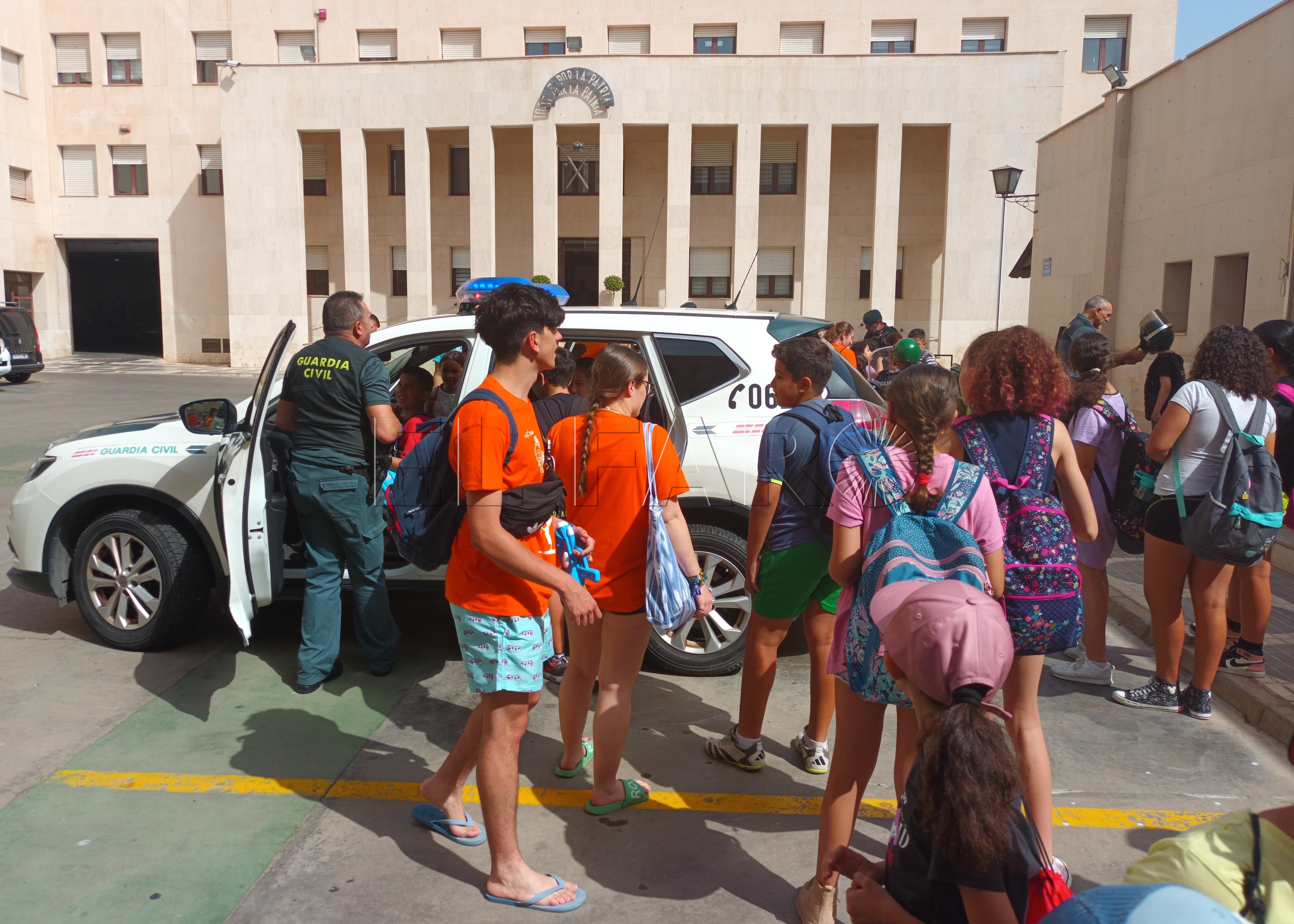 La Guardia Civil recibe a alumnos y profesores de Cáritas y La Salle