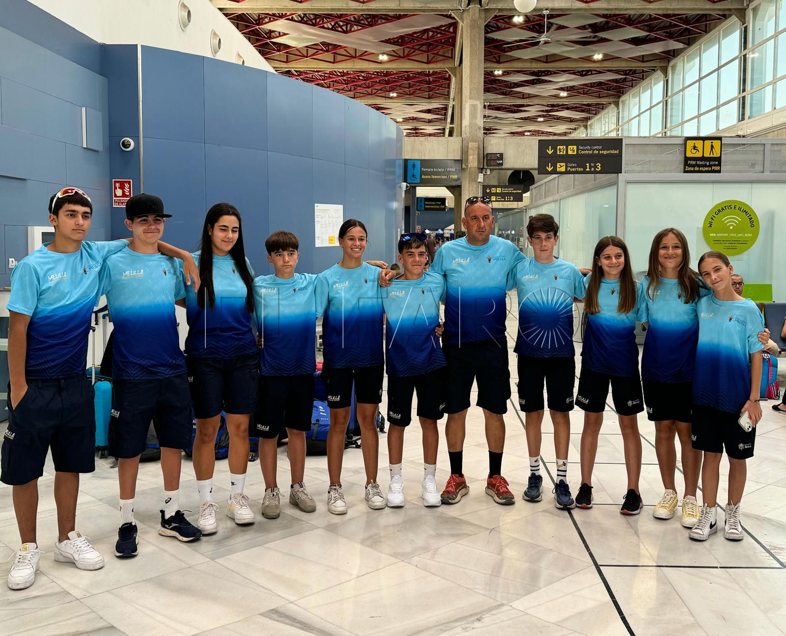 foto de grupo aeropuerto Melilla viaja hasta el Nacional escolar de ciclismo en Avilés