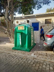 parada de taxis con contenedor La Ciudad retira un contenedor de reciclaje de vidrio que tapaba el teléfono de la parada de taxis de General Marina
