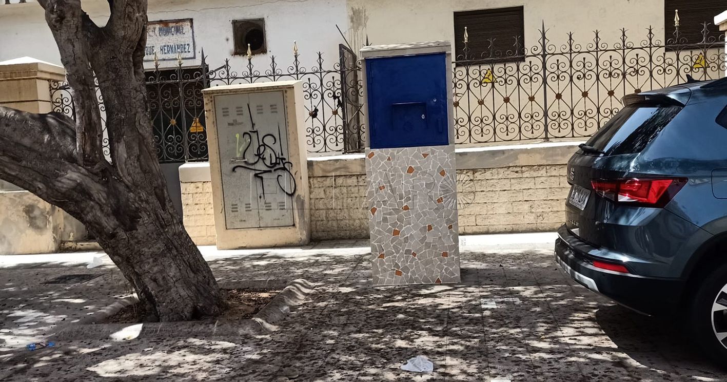 La Ciudad retira un contenedor de reciclaje de vidrio que tapaba el teléfono de la parada de taxis de General Marina