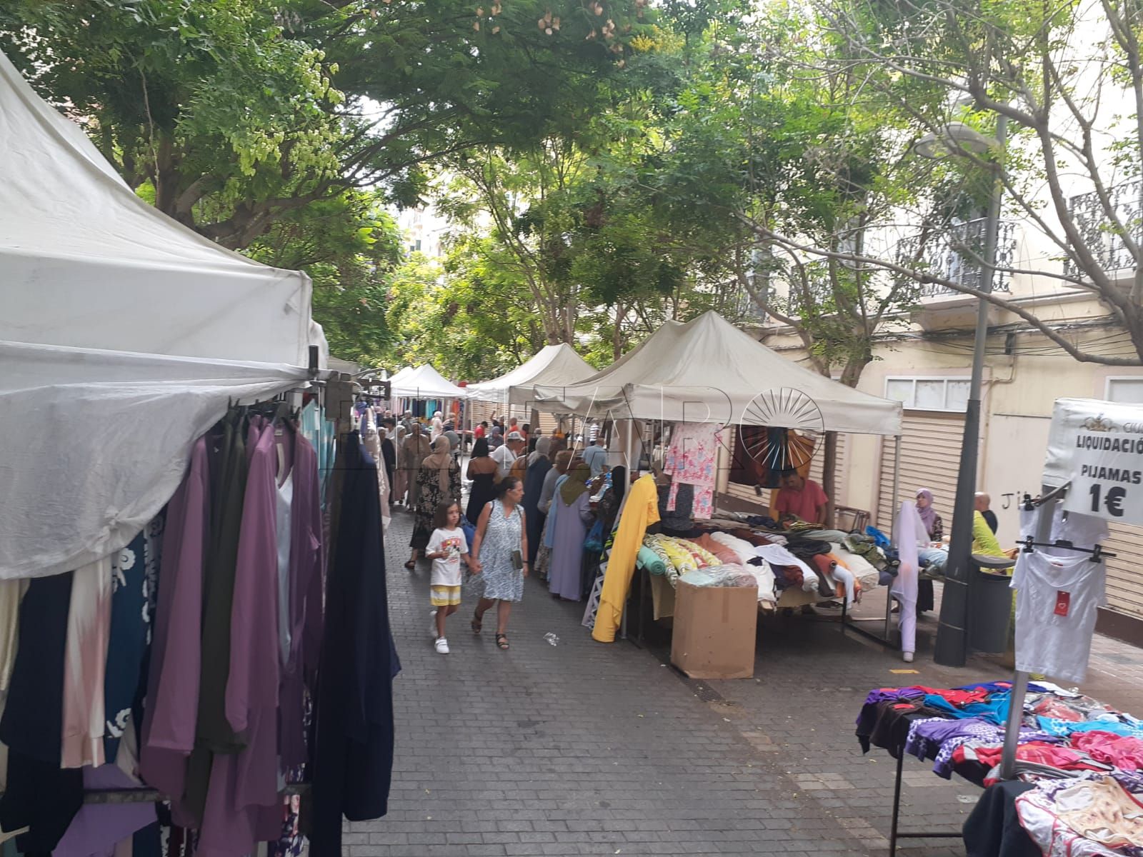 rastrillo 1 Las ventas en el mercado ambulante de García Cabrelles superan las del Sepes