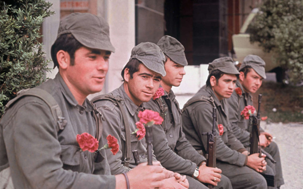 revolucionclaveles Aquella flor que acabó otorgando el nombre a toda una Revolución
