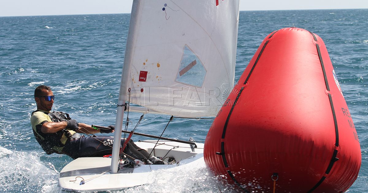 21212212121 La flota soporta una duro viento de poniente