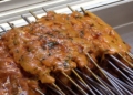 Clip 12 Seleccionar la pieza de carne, un rico adobado y unos cuatro minutos en el anafre, secreto de unos buenos pinchitos