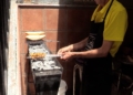 Clip 15 Seleccionar la pieza de carne, un rico adobado y unos cuatro minutos en el anafre, secreto de unos buenos pinchitos