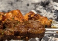 Clip 161 Seleccionar la pieza de carne, un rico adobado y unos cuatro minutos en el anafre, secreto de unos buenos pinchitos