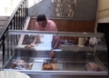 Clip 20 Seleccionar la pieza de carne, un rico adobado y unos cuatro minutos en el anafre, secreto de unos buenos pinchitos