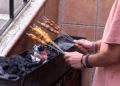 Clip 202 Seleccionar la pieza de carne, un rico adobado y unos cuatro minutos en el anafre, secreto de unos buenos pinchitos