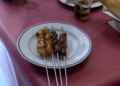 Clip 25 Seleccionar la pieza de carne, un rico adobado y unos cuatro minutos en el anafre, secreto de unos buenos pinchitos