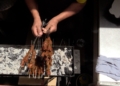 Clip 6 Seleccionar la pieza de carne, un rico adobado y unos cuatro minutos en el anafre, secreto de unos buenos pinchitos