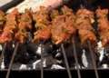 Clip 9 Seleccionar la pieza de carne, un rico adobado y unos cuatro minutos en el anafre, secreto de unos buenos pinchitos
