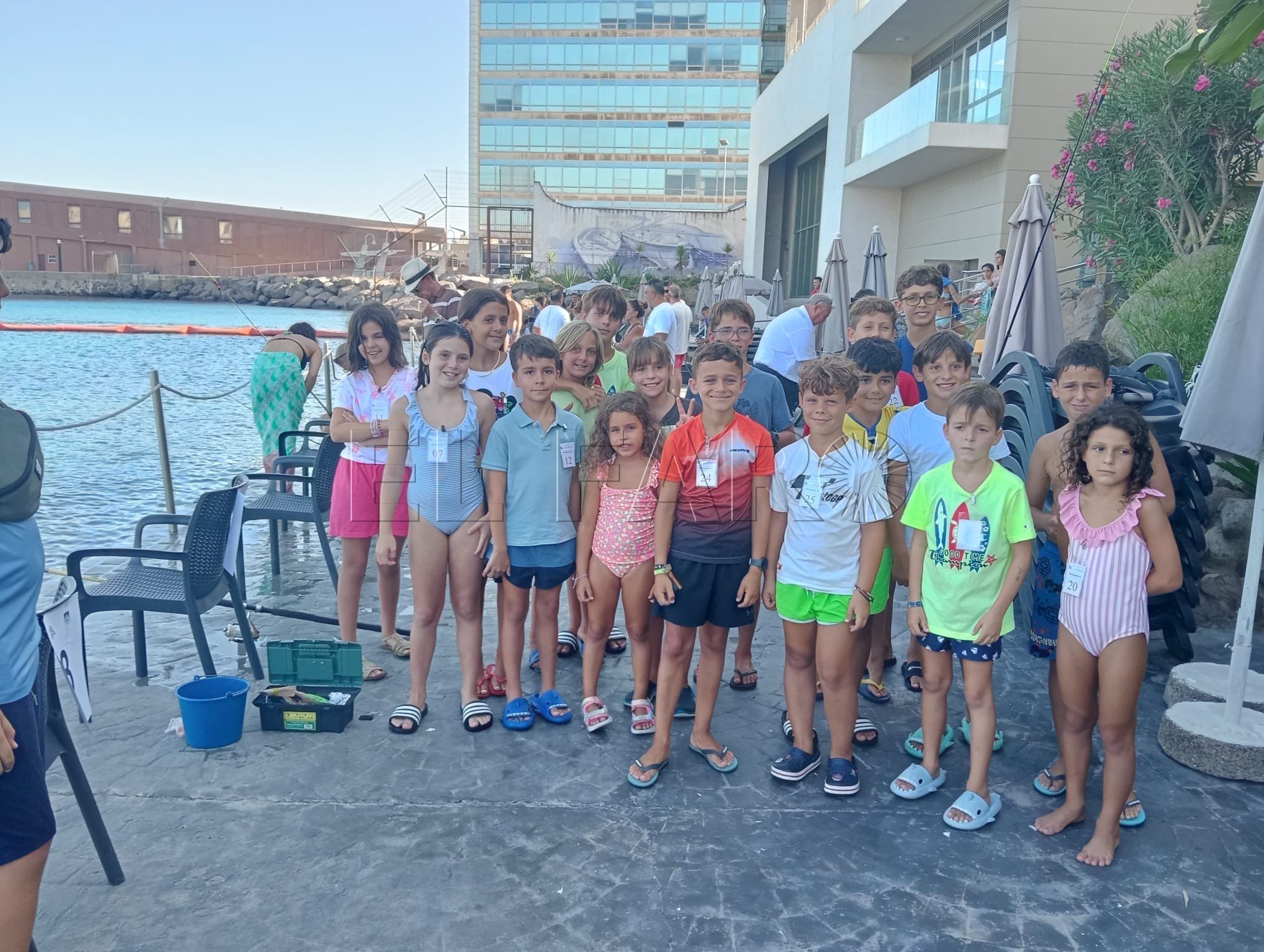 GVm7FtkXIAA7Dj La pesca infantil inunda el Real Club Marítimo