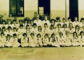 Mi clase de primaria con la Directora Dona Matilde Sancho Minano "Los estudiantes nos reuníamos en el Parque Hernández. Cada banco era una pandilla"