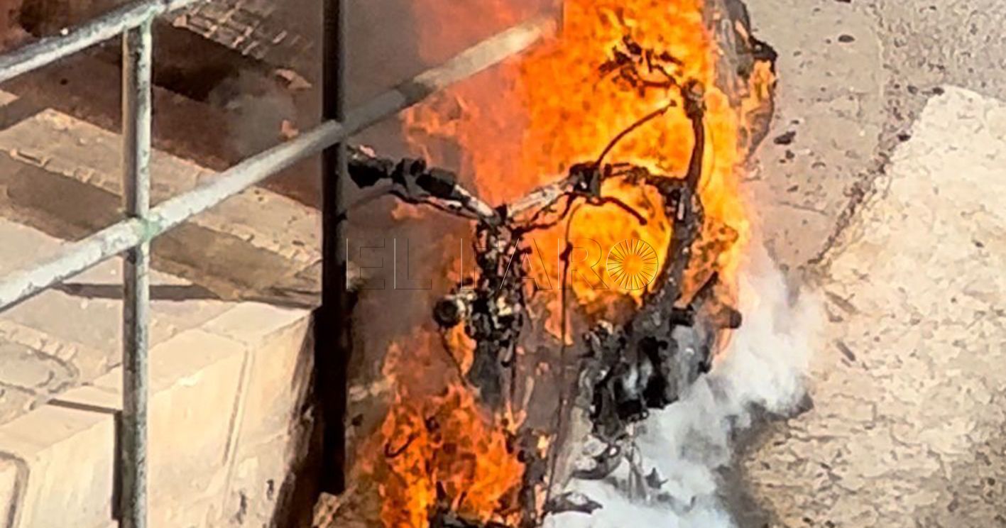 WhatsApp Image 2024 08 04 at 00.51.17 1 recorte Un ciclomotor arde por causas desconocidas en la calle General Barceló