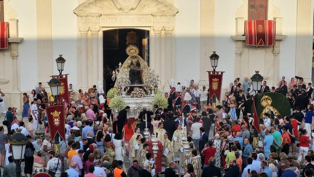 WhatsApp Image 2024 08 07 at 19.10.18 La Casa regional de Ceuta en Melilla presente en la procesión de gloria de la Virgen de África