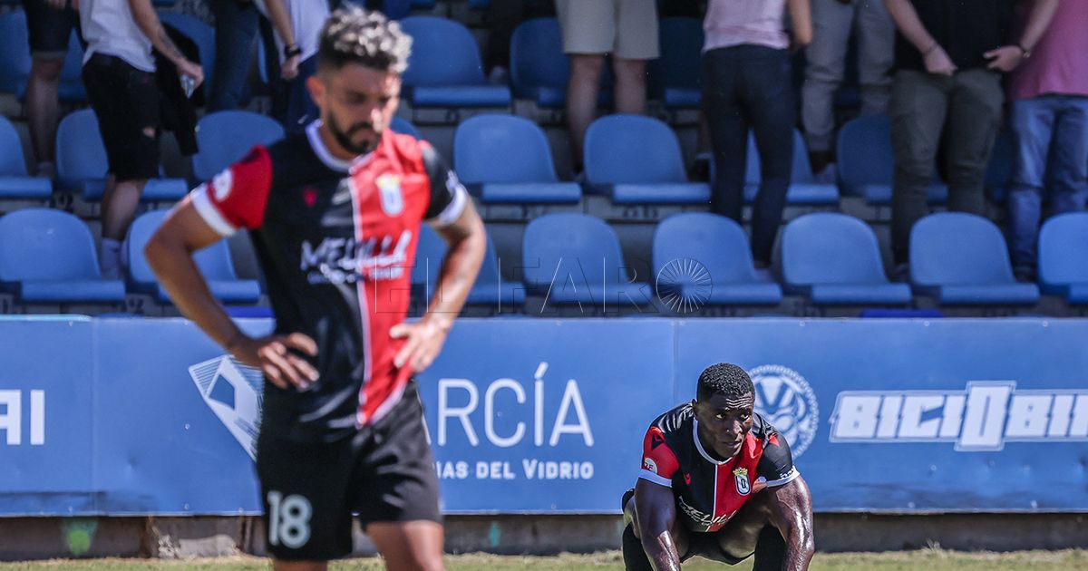 11111111111 El Melilla paga con la derrota la expulsión de Corbalán
