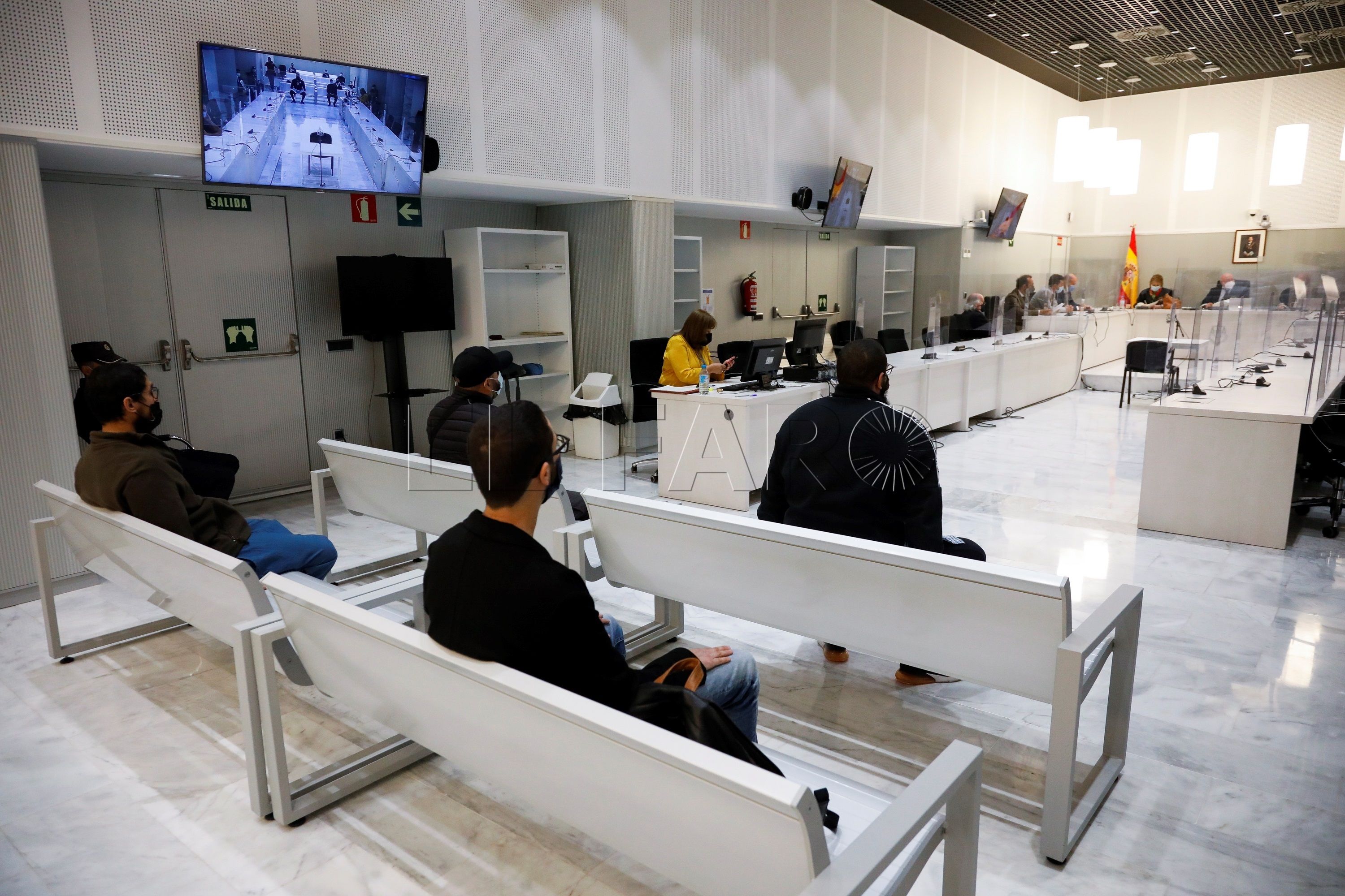 MADRID, 04/10/2021.- Vista de la Sala 1 de la Audiencia Nacional, este lunes, durante el juicio de conformidad contra los 4 presuntos integrantes de una red de captación del DAESH, desarticulada en 2015 en España. La Fiscalía pide 10 años de cárcel por integración en organización terrorista para los dos principales acusados, los hermanos Belaid e Ismael Mohand Al Lal, siendo el primero el presunto líder de la red. Para los otros dos acusados la petición de penas es de 9 años de cárcel por captación y adoctrinamiento yihadista. EFE/ David Fernández POOL