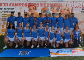 Foto de familia con los componentes de las selecciones masculina y femenina desplazadas el pasado fin de semana a la localidad valenciana de Massanassa, junto con los técnicos.