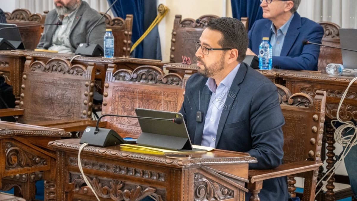Azmani medalla e1725616548448 Somos Melilla critica la urgencia y la falta de debate en la aprobación de las Medallas de Oro