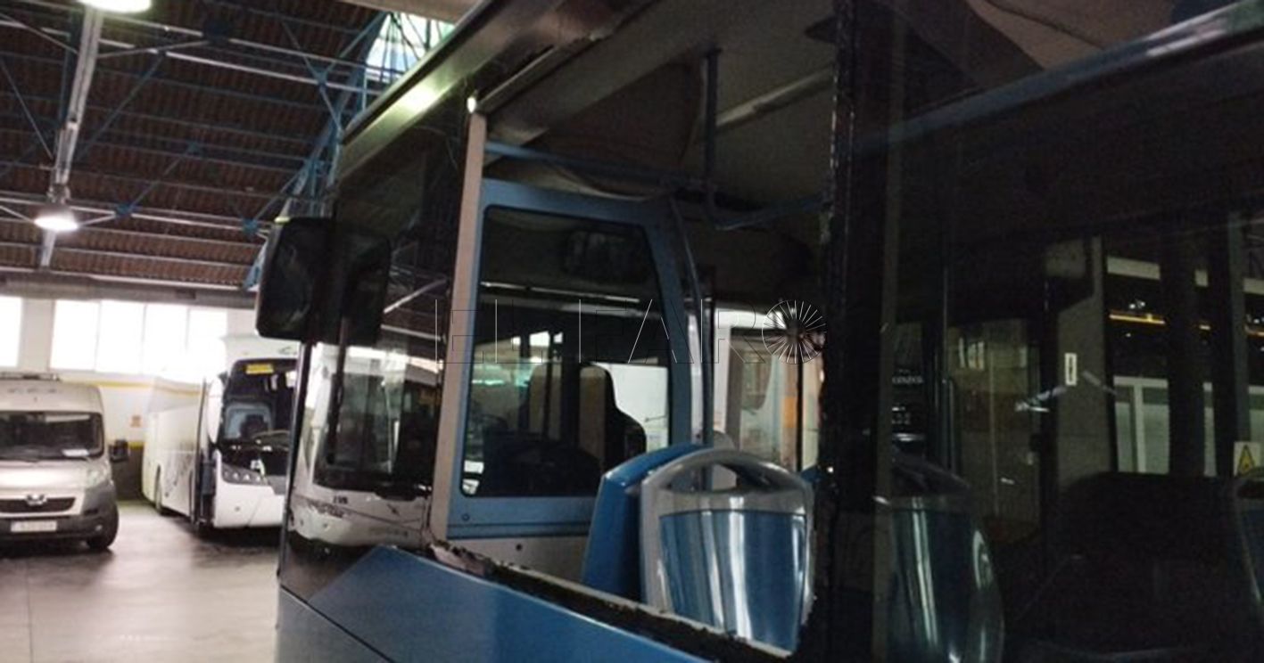 autobus recorte La COA vuelve a suspender la línea a la Cañada de Hidum debido a un nuevo apedreamiento