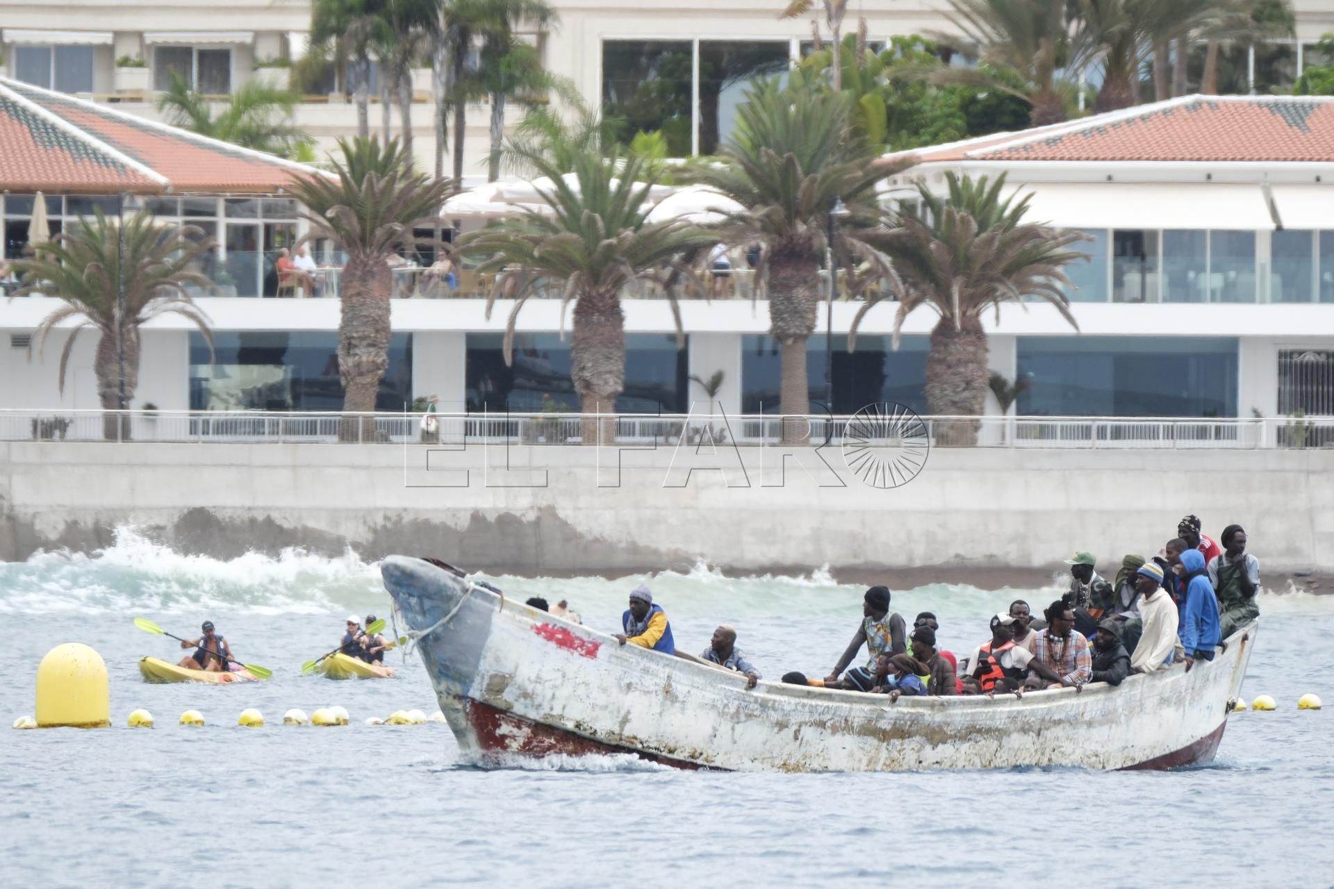 LOS CRISTIANOS (TENERIFE) (ESPAÑA), 19/09/2024.- La Salvamar Alpheratz, de Salvamento Marítimo, ha acompañado a última hora de la mañana al puerto de Los Cristianos, en Tenerife, a un cayuco con unos 80 inmigrantes a bordo localizado al sur de la isla. EFE/Alberto Valdés