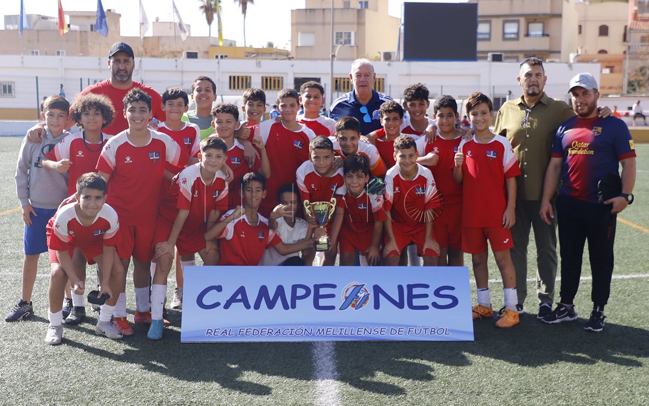 01 CAMPEON RUSADIR CF B El Rusadir CF ‘B’ levanta el primer título de campeón de Copa Federación