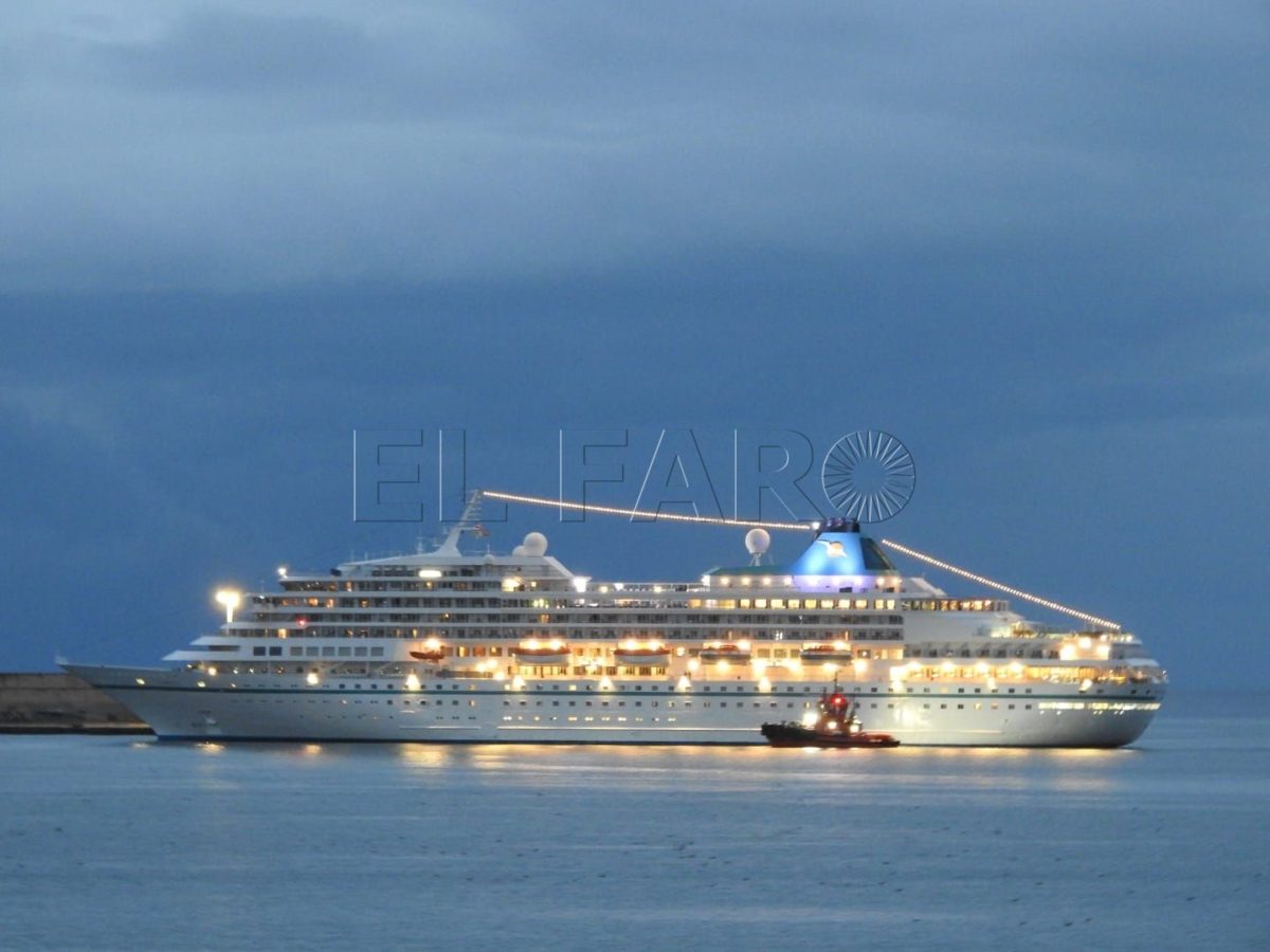 14f8e54c afe8 40d7 8e21 6ead08c6fc0b e1730022602360 La lluvia no desluce la visita a Melilla de los 717 viajeros del buque Amera