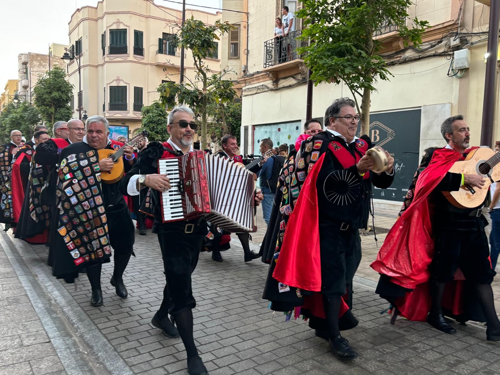 El pasacalles de las tunas alegra el centro con su música