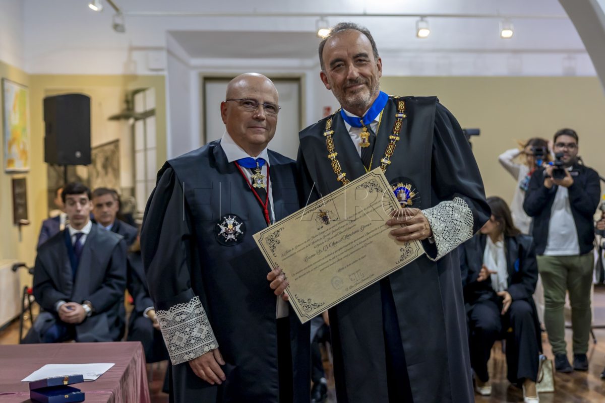 MELILLA, 18/10/2024.- El decano del Ilustre Colegio de Abogados de Melilla, Blas Jesús Imbroda (i), ha hecho entrega de su Medalla de Oro al magistrado Manuel Marchena, presidente de la Sala Segunda de lo Penal del Tribunal Supremo, durante el solemne acto de celebración de la patrona de la Abogacía melillense, Santa Teresa de Jesús, este viernes en Melilla. EFE/Jose Manuel Giner