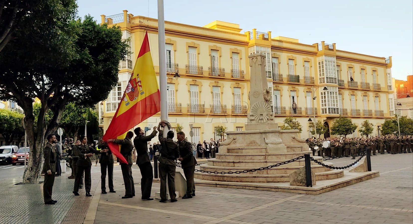 Arriado de bandera y homenaje a los caídos por la Fiesta Nacional