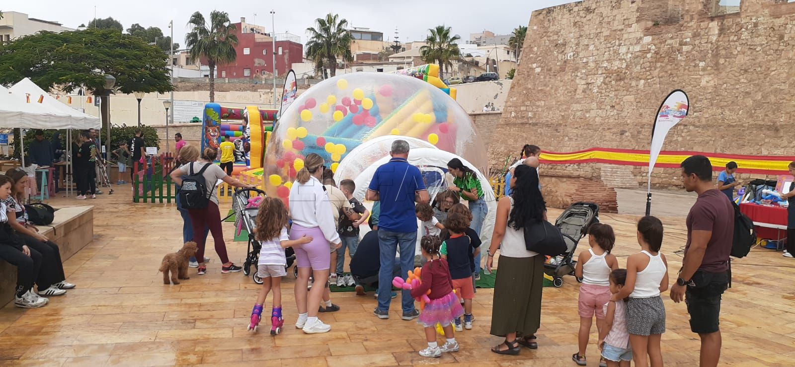 Actividades hispanidad Los niños disfrutan en sus actividades de la Hispanidad a pesar del clima adverso