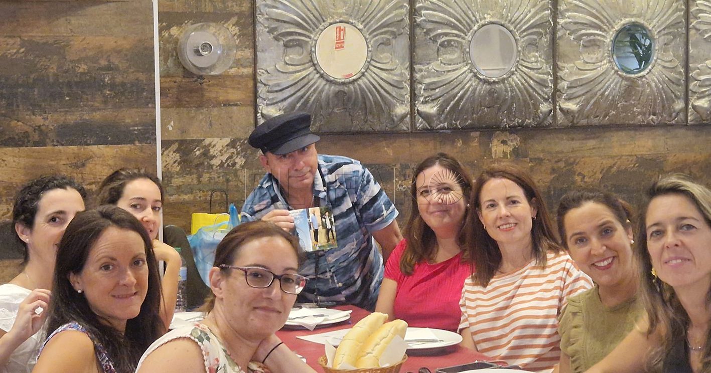 Amigas Sevillanas celebrando el cumpleanos de Teresa recorte 1 Flashes de visitantes en nuestra ciudad